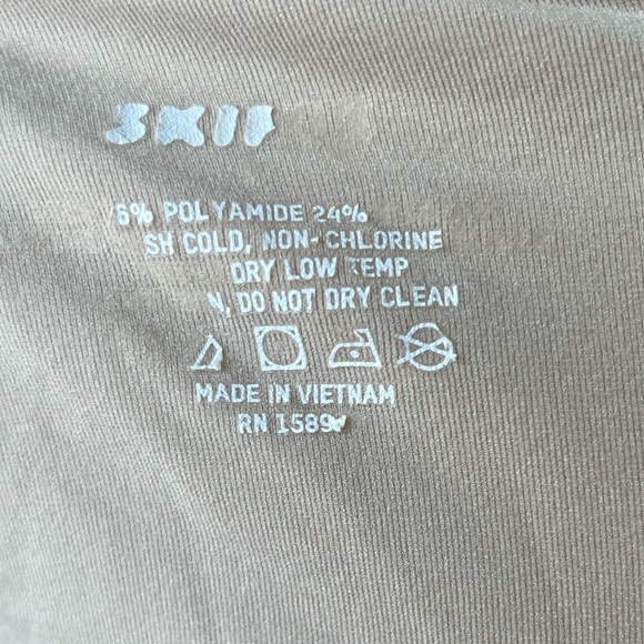 Skims Bodysuitt - Picture 2 of 3